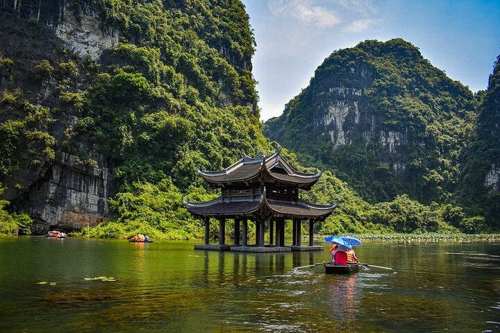 Voies d'eau de Trang An entre des falaises karstiques