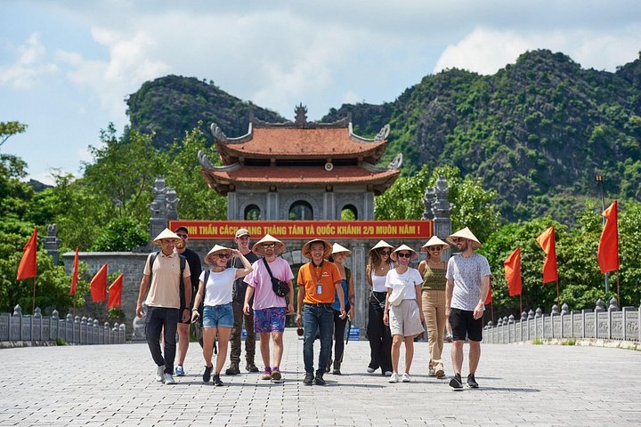 Pics de calcaire au-dessus de la campagne de Ninh Binh