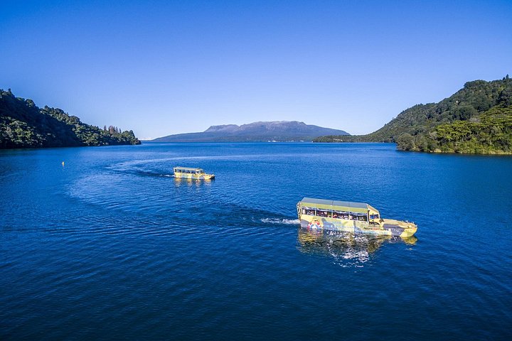 Bateau amphibie sur le lac Tarawera