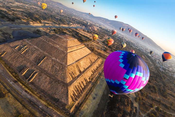 Hot air balloon flight over the Teotihuacan valley with breakfast