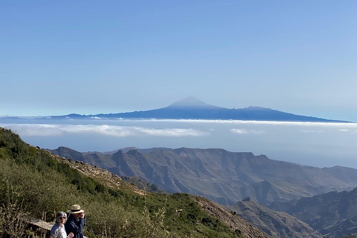 El Teide emergiendo sobre las nubes, visto desde las alturas de La Gomera