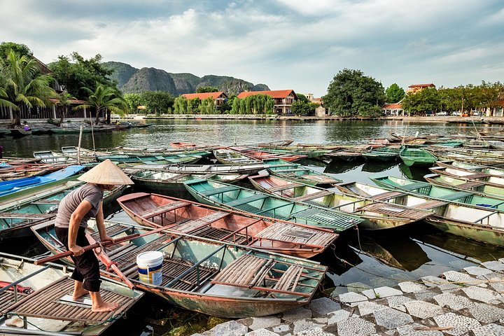 Petit groupe explorant la campagne de Ninh Binh