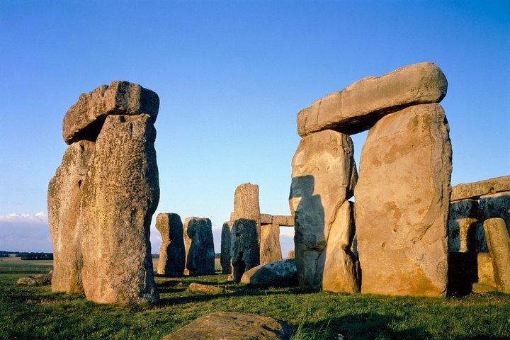 Stonehenge stone circle under an open sky
