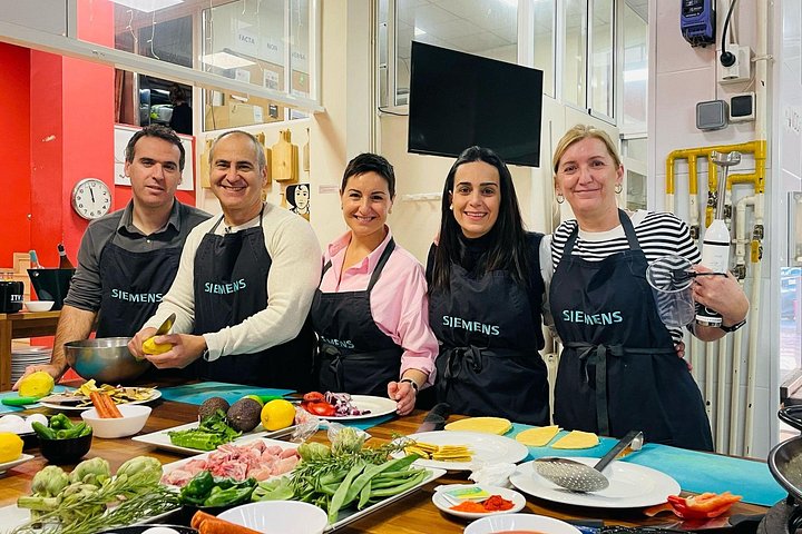 Valencian paella workshop in a neighborhood kitchen