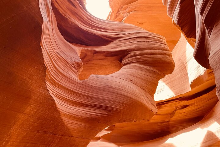 Visiteurs en file le long d'une paroi de Lower Antelope Canyon
