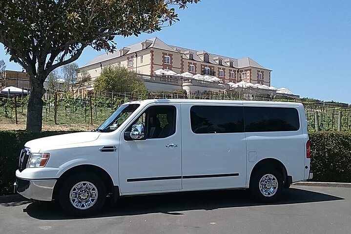 Groupe en véhicule privé sur une route de la vallée de Napa