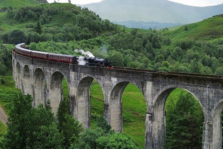 Car de tour sur une route des Highlands