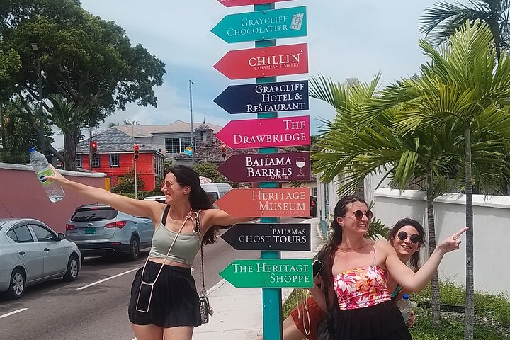 Rue du centre historique de Nassau pendant une visite à pied