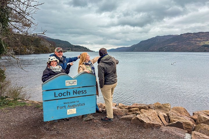 Voiture privée sur une route des Highlands au bord d'un loch
