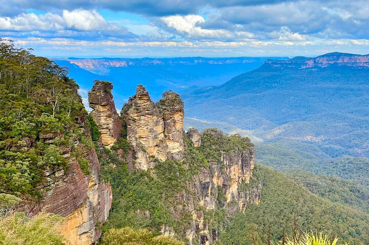 Wanderer an einem Wasserfall in den Blue Mountains