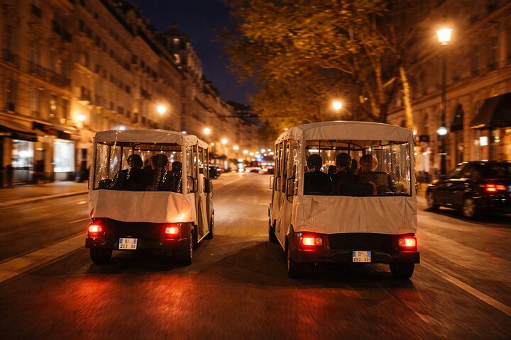 Elektrisches Golf Cart in einer Straße von Paris