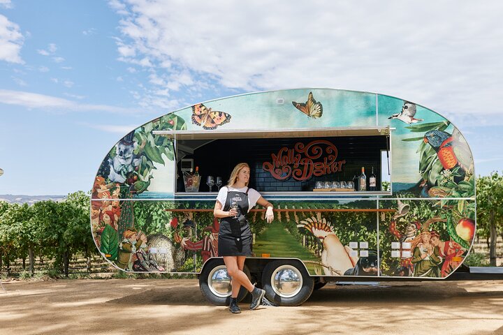 Bus touristique devant un vignoble de McLaren Vale