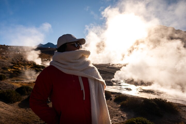 Fumerolles et geysers du champ del Tatio au lever du jour