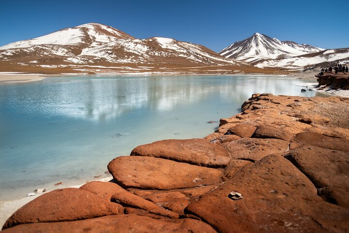 Lagon altiplanique et paysage de sel du Salar de Atacama