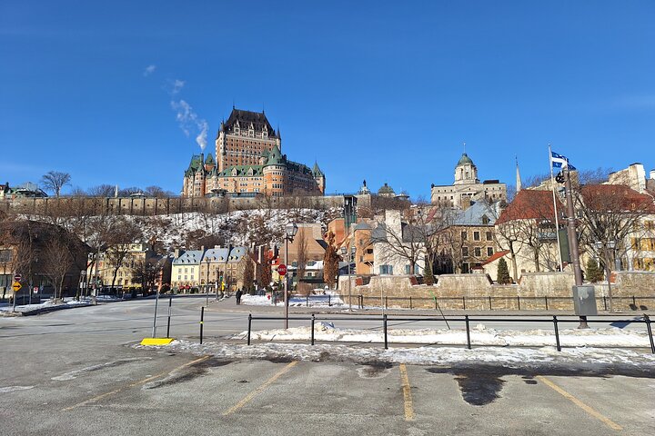 Monospace privé garé devant une façade de la haute ville de Québec