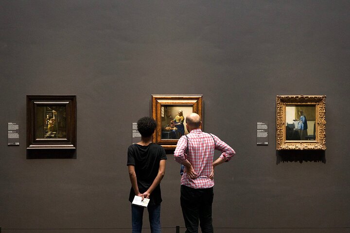 Museum-certified guide with a private group at the Rijksmuseum