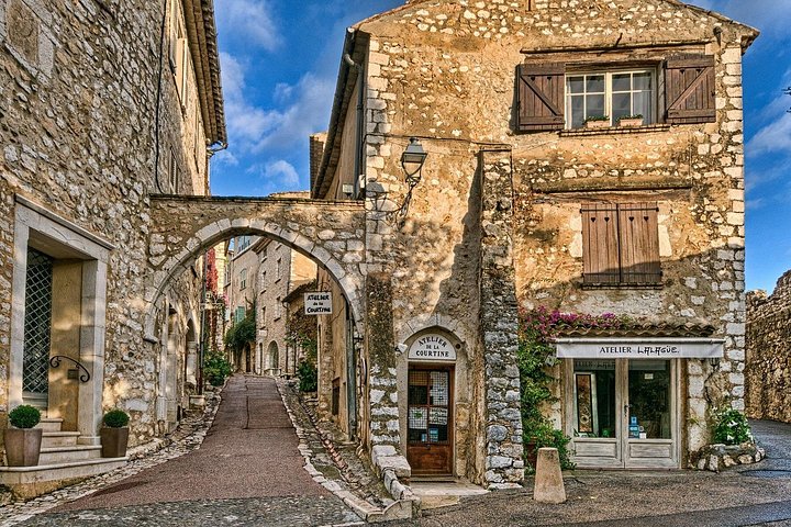 Enge Gasse eines mittelalterlichen Dorfes im Hinterland von Nizza