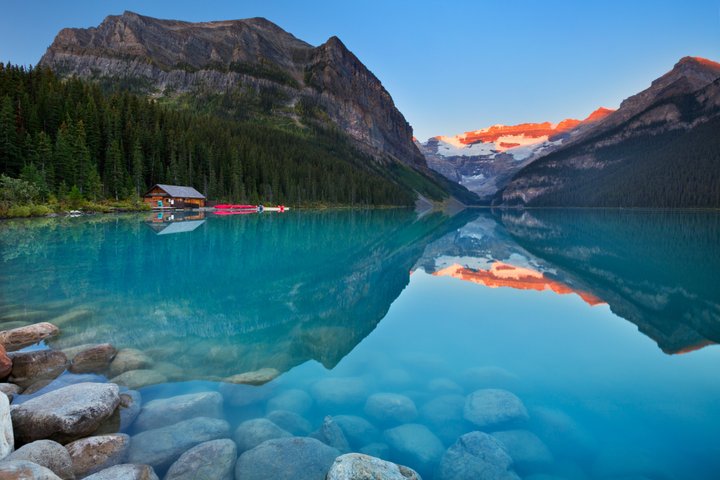 Minibus de douze sièges sur la route de Lake Louise