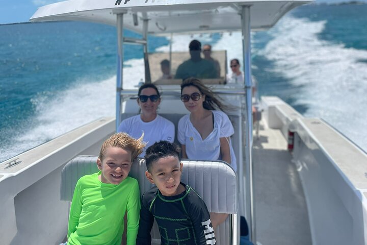 Bateau privé au mouillage entre les îles des Bahamas