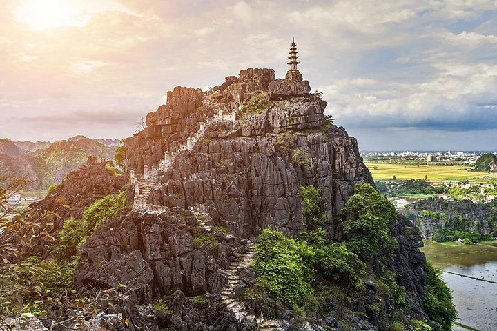 Grand bus garé au bord d'un débarcadère sur une rivière à Ninh Bình
