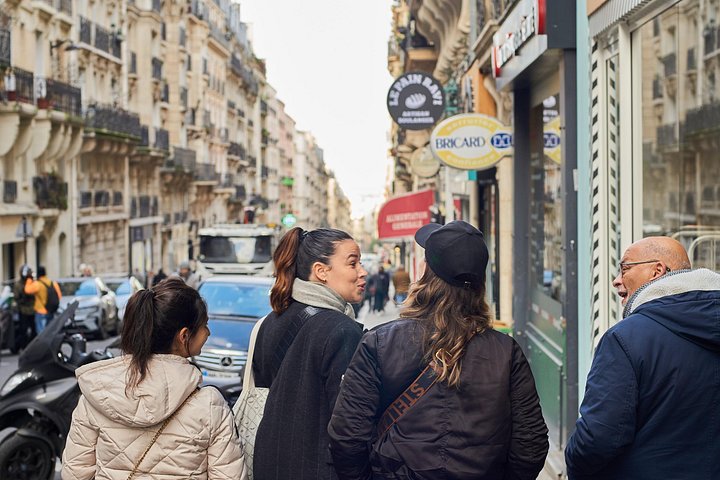 Jeu d'équipe et dégustation lors d'une promenade à Montmartre en famille