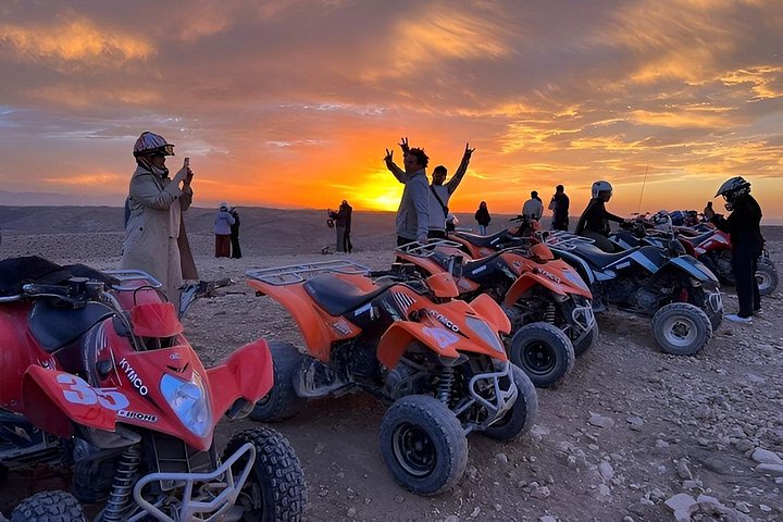 Balade en chameau au coucher du soleil dans le désert d'Agafay près de Marrakech