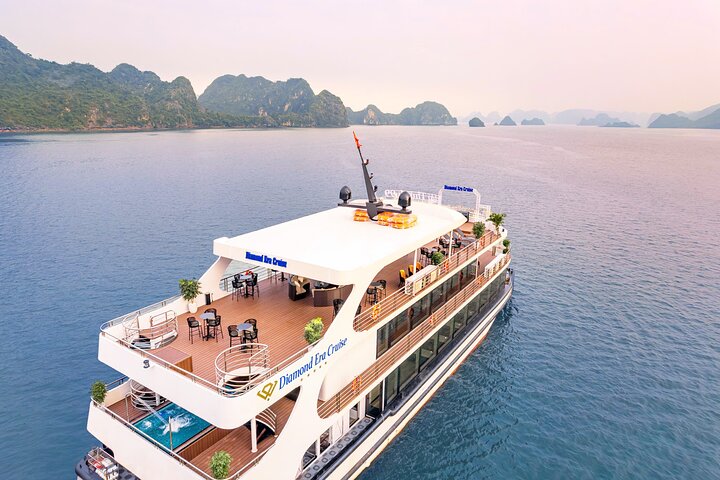 Navire de croisière moderne cinq étoiles avec pont supérieur dans la baie d'Along