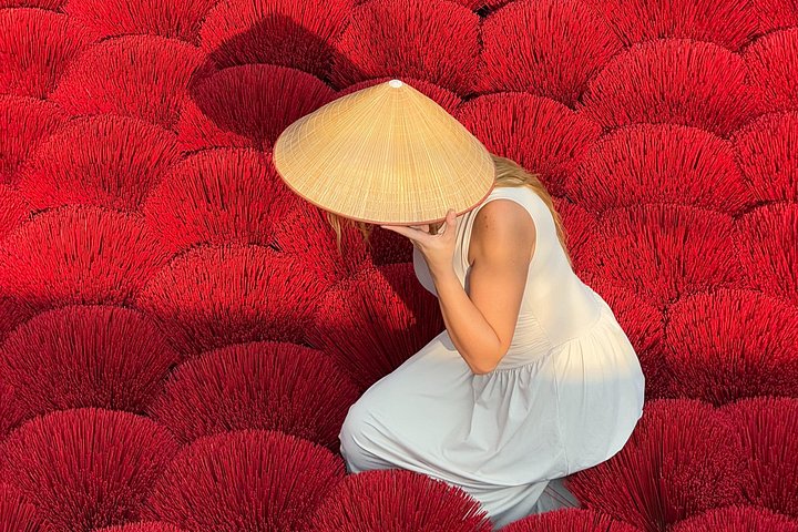 Artisan at the Quảng Phú Cầu incense village