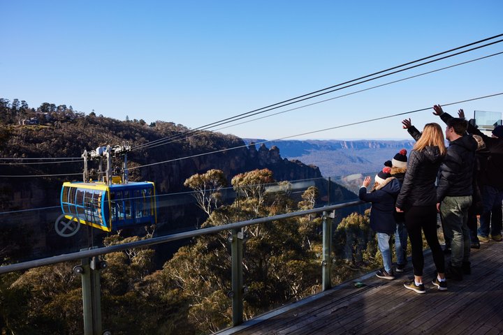 Minibus und Gruppe an einem Aussichtspunkt in den Blue Mountains