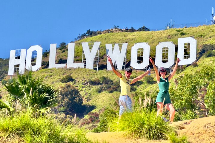 Cycliste en vélo électrique vers le Hollywood Sign