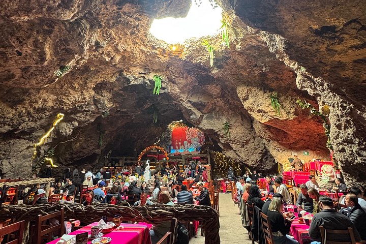 Un petit-déjeuner traditionnel installé dans une grotte près des pyramides de Teotihuacan