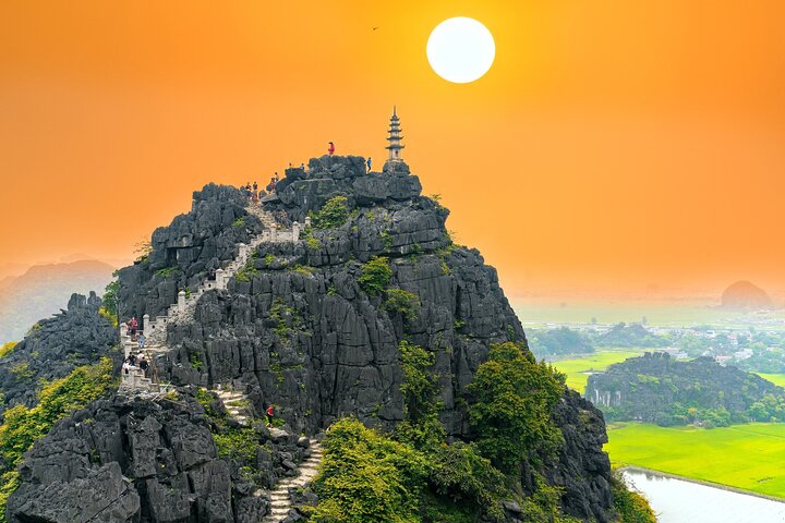 Paysage de Ninh Binh vu depuis une colline