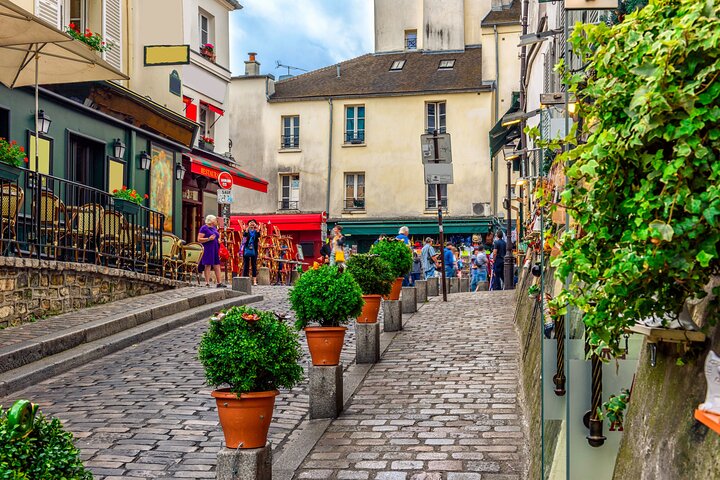 Gepflasterte Gasse in Montmartre in Paris