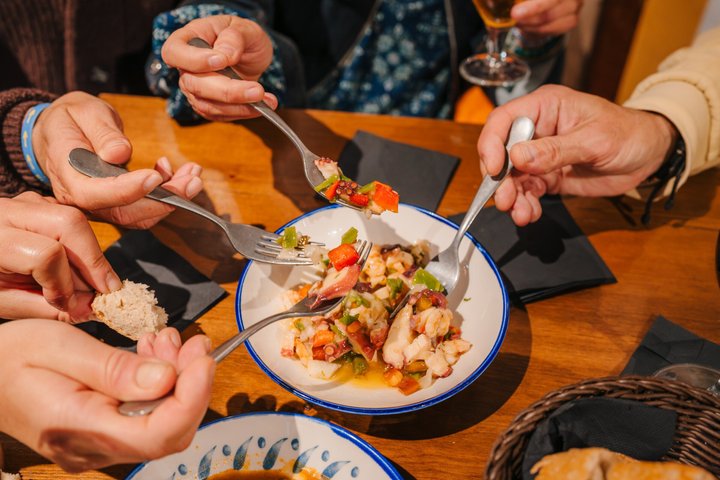 Dégustation de tapas lors d'un food tour à Cadix