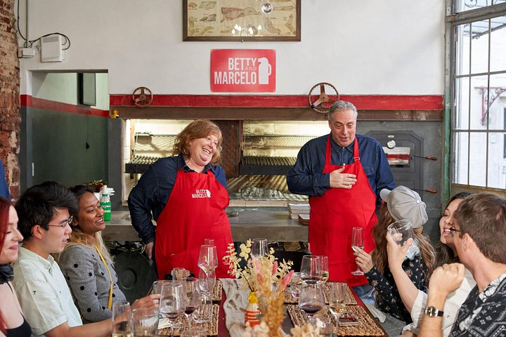 Gedeckter Tisch für ein argentinisches Familien-Asado in Palermo Soho