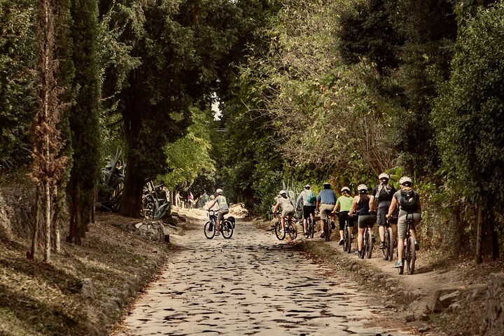 Cyclistes sur la voie Appienne, hors de Rome