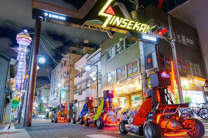 Kostümierte Karts auf einer Straße in Osaka bei der begleiteten Fahrt