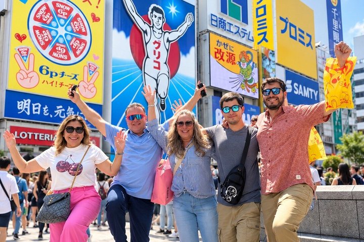 Guide und Kleingruppe vor einer historischen Stätte in Osaka bei der Tour zu den Highlights