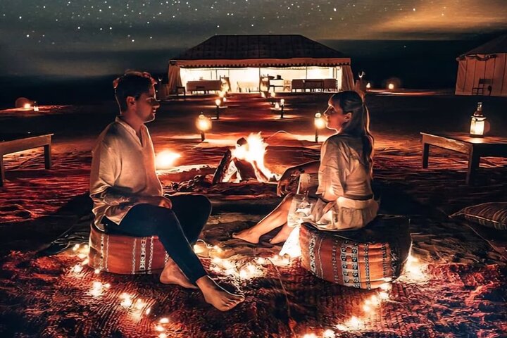 Dîner sous tente berbère dans le désert d'Agafay avec spectacle de feu