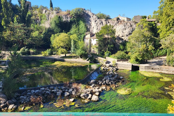 Groupe en excursion dans un village de Provence