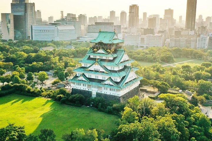 Hauptturm der Burg von Osaka, vom Park aus gesehen