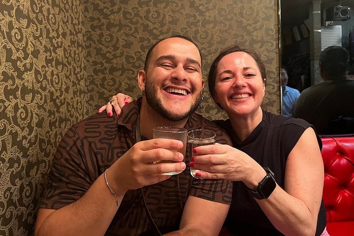 Theke eines Izakaya in Osaka mit kleinen Gerichten und Getränken