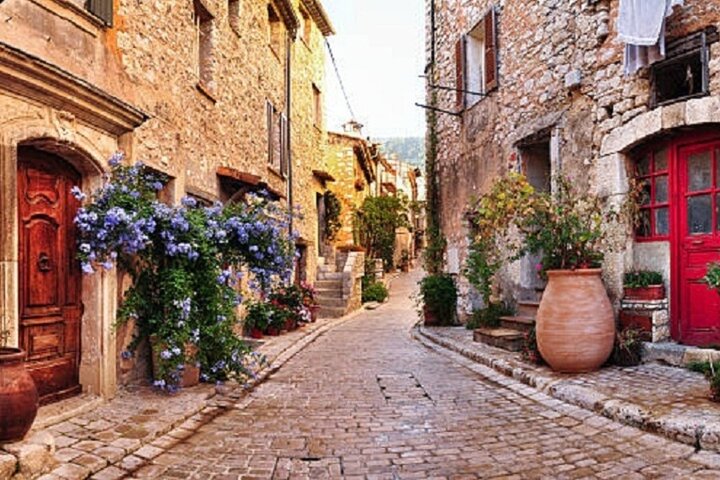 Gassen eines mittelalterlichen Dorfes in der Provence
