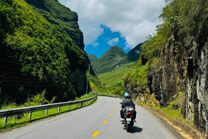 Mountain switchbacks in Hà Giang province