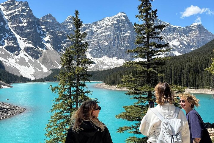 Groupe en excursion au lac Louise, petit véhicule climatisé