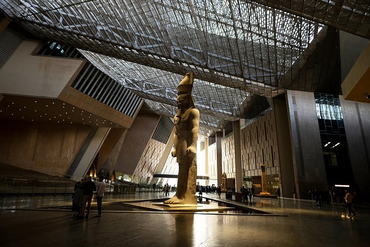 Feluke auf dem Nil in Kairo am Ende eines Tages mit Pyramiden und Grand Egyptian Museum