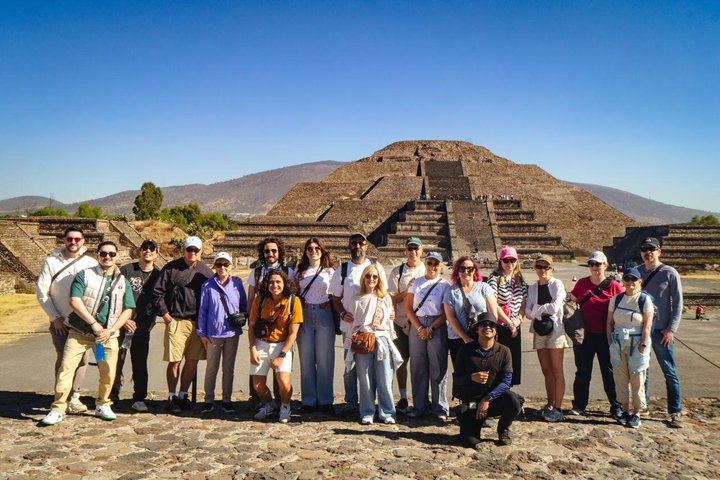 Lumière du petit matin sur l'avenue des Morts à Teotihuacan