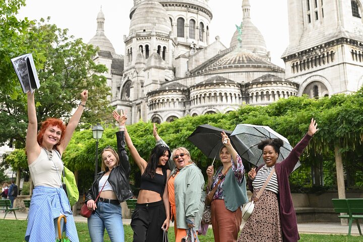 Balade à pied dans les rues de Montmartre, avec une pause croissant