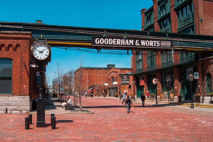 Gepflasterte Gassen und rote Backsteine im Distillery District in Toronto