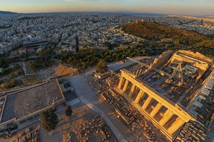 Visiteurs lors d'une visite guidée à pied de l'Acropole d'Athènes